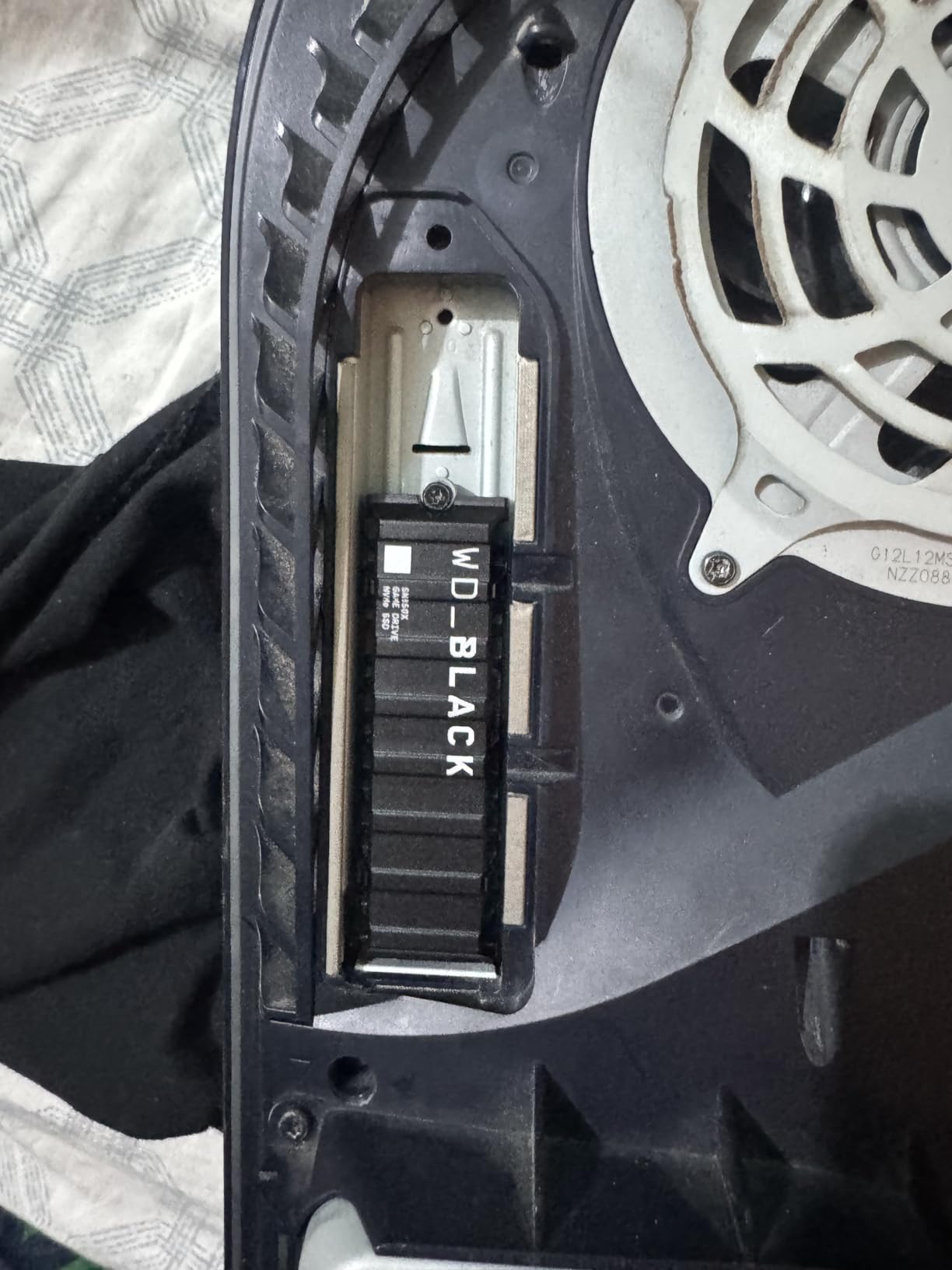 WD_Black SN850X 4TB NVMe SSD with Heatsink - M.2 2280, Up to 7,300 MB/s Read speeds, Up to 6,300 MB/s Write speeds, Gaming Expansion, High Performance Internal Solid State Drive - WDS400T2XHE customer photo 2