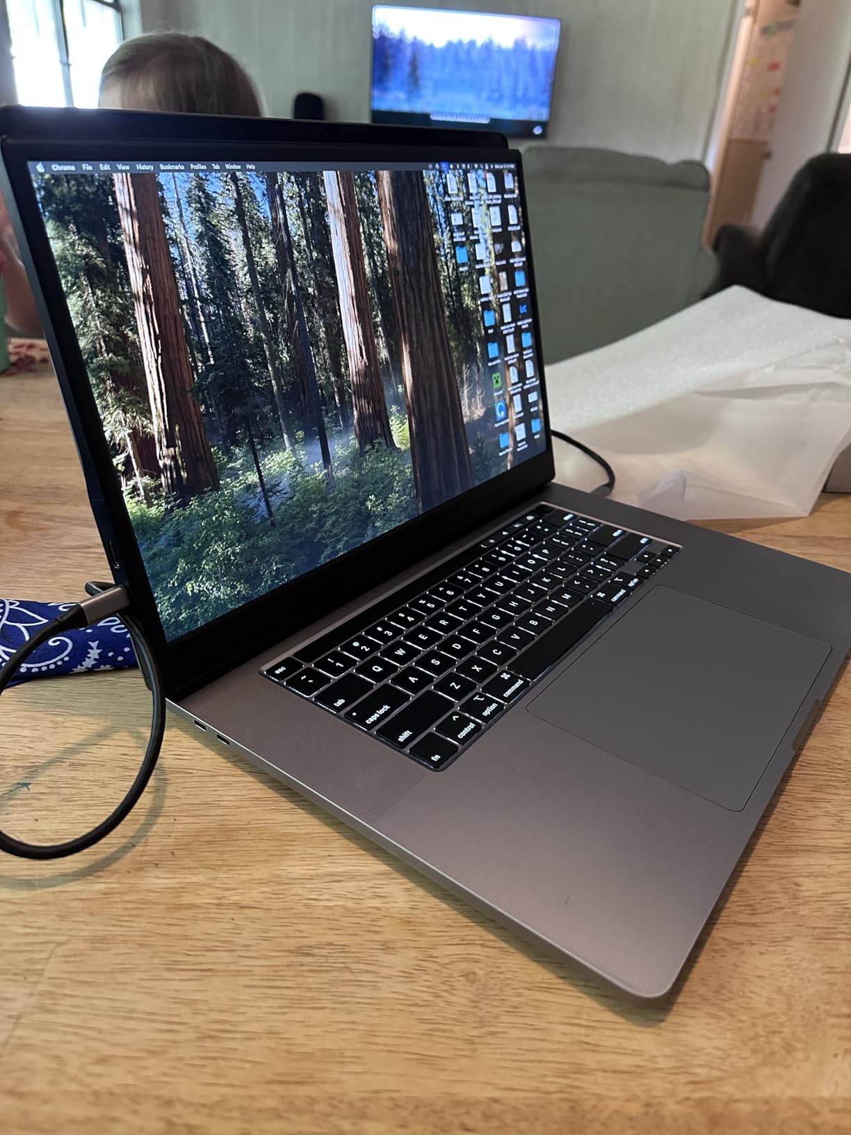 WGK 15.6 inch Portable Monitor 1080P FHD Travel Display HDMI/USB-C Compatible with Laptops, Desktops, Phones, PS, Mac, Xbox, Switch, and Other Gaming Devices Includes Stand and Speakers VESA customer photo 2