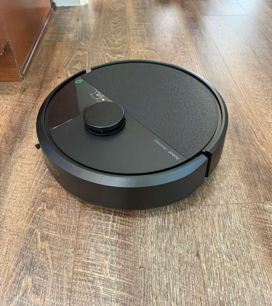 iRobot Roomba Plus 405 (G181) 2in1 Vacuum & Mop Robot with AutoWash Dock - Dual Spinning, Smart & Fast Mapping, Ideal for Pet Hair, Self-Empties 75 Days, Intense Suction, Pad Washing & Drying customer photo 1