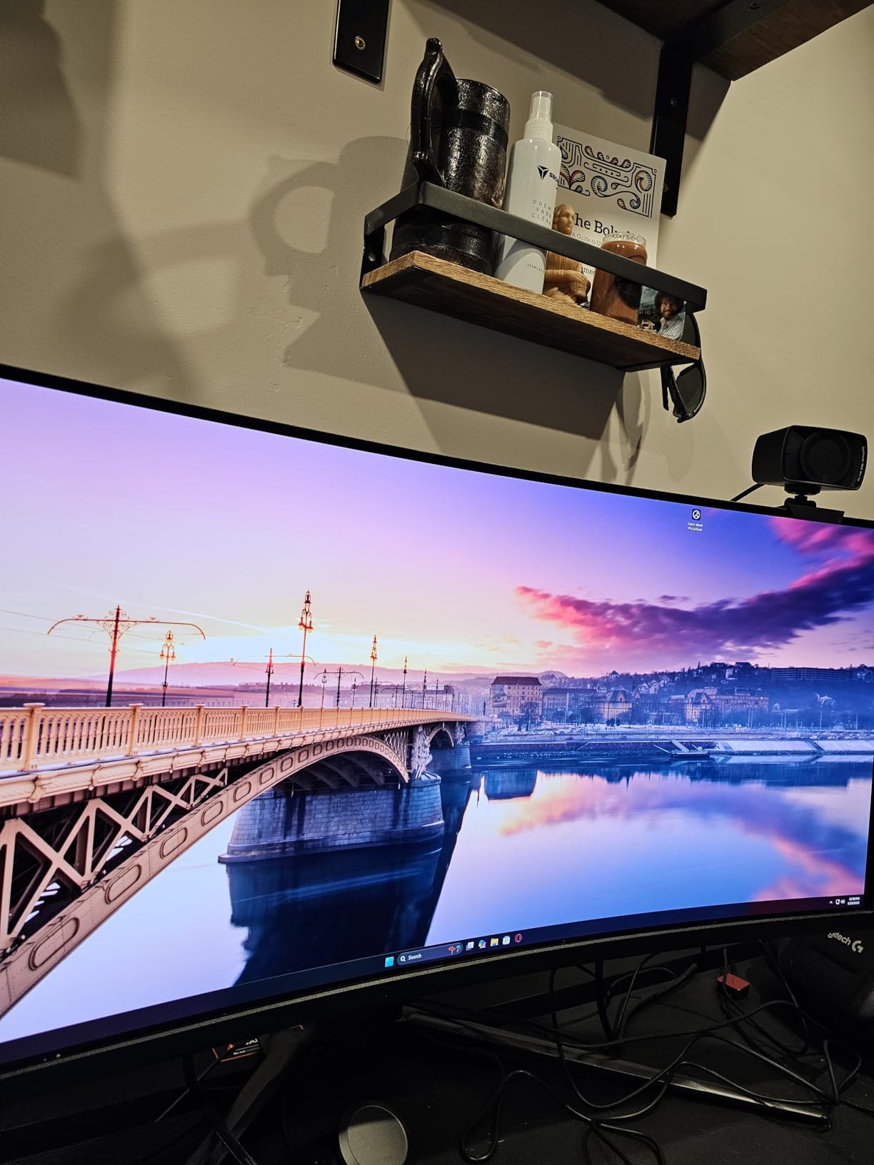 MSI MPG 321CURX QD-OLED, 32-Inch, 4K UHD, 3840x2160, 1700R Curved OLED Monitor, 240Hz, 0.03ms, DisplayHDR True Black 400, G-SYNC Compatible, HDMI 2.1, DP 1.4a, USB C (98W PD), Height Adjustable, Black customer photo 2