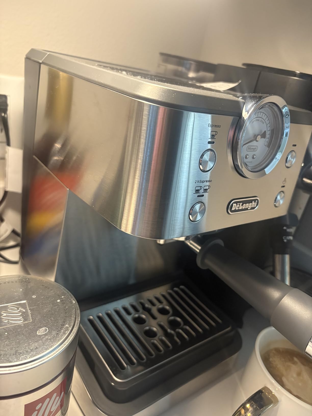 De'Longhi Classic Signature Espresso Machine, Adjustable Milk Frother | #1 Worldwide Espresso Machine Maker, Rapid Heat-Up, Preset Single & Double Espresso, Frother, Pressure Gauge, Compact Design customer photo 1