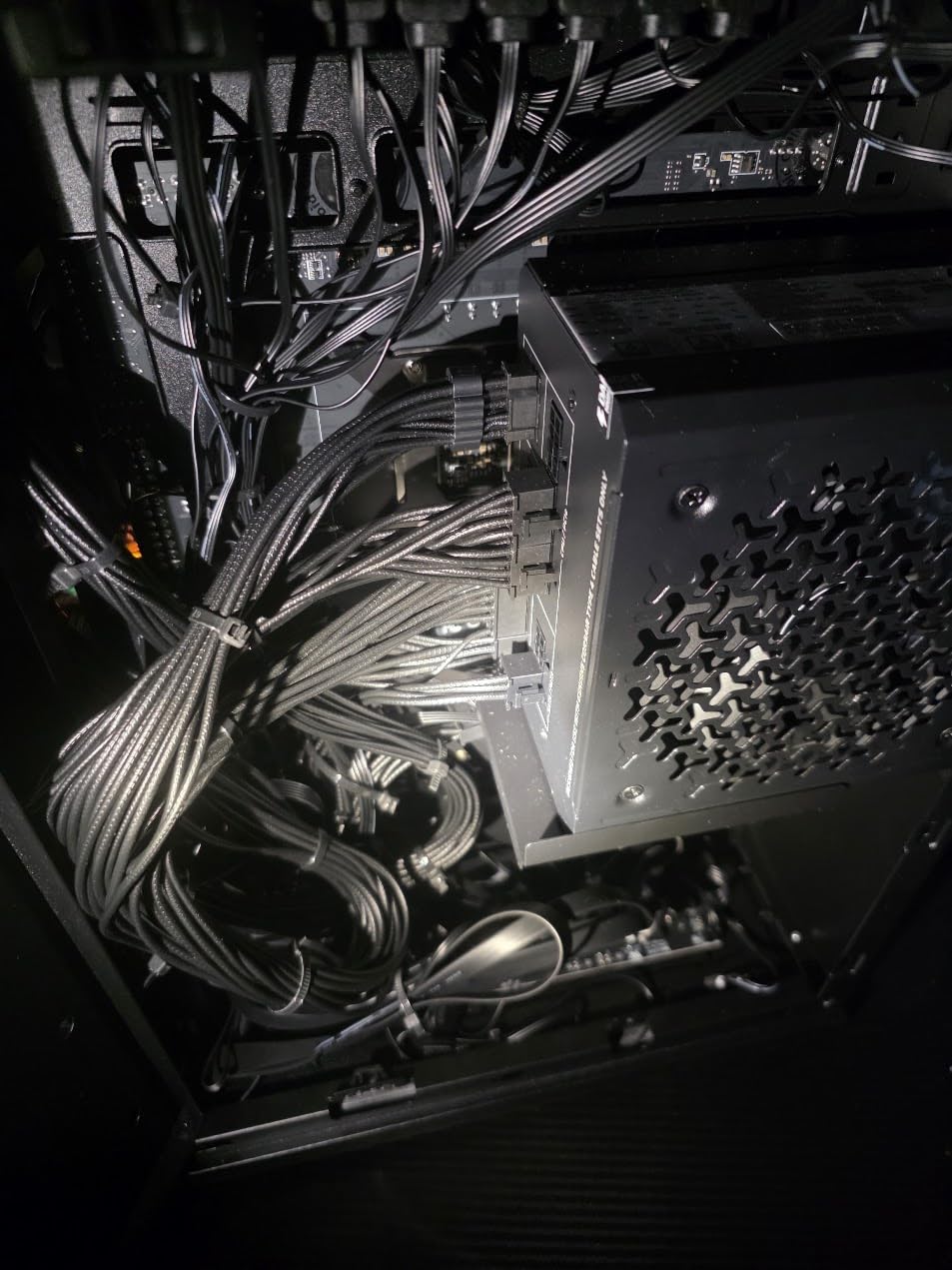 CORSAIR RM1000e (2025) Fully Modular Low-Noise ATX Power Supply with 12V-2x6 Cable - ATX 3.1 & PCIe 5.1 Compliant, Cybenetics Gold Efficiency, 105°C-Rated Capacitors, Modern Standby Mode - White customer photo 1