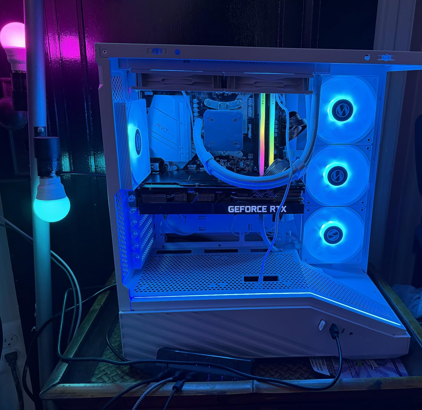 Lian Li Vector V100 ATX Mid-Tower PC Case with 4 ARGB PWM Fans, White | Side I/O USB-C | Dust Filter | Support 420mm GPUs & 360mm Radiator | Included GPU Bracket | LED & Display Platform (V100RW) customer photo 1