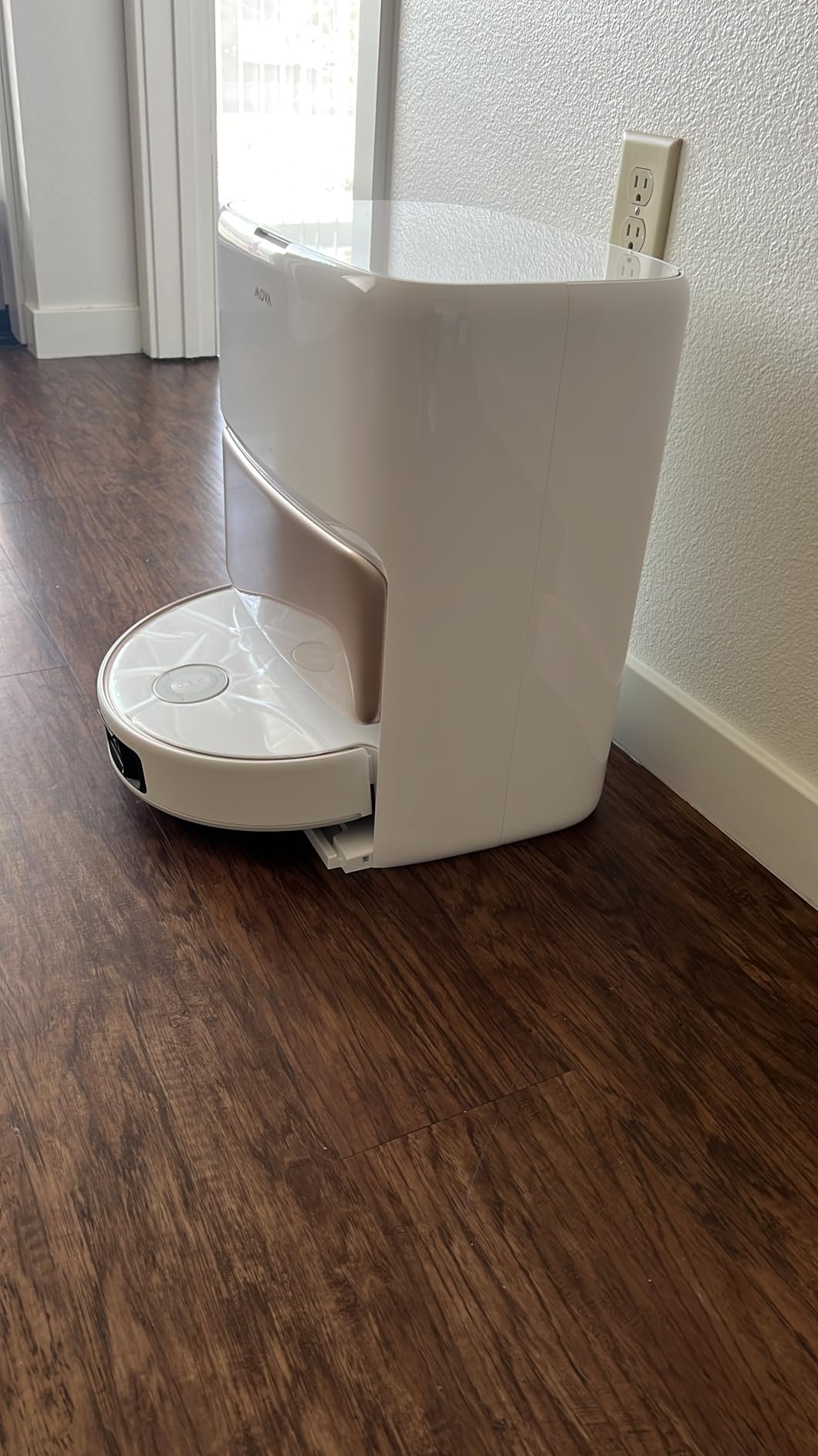 MOVA V50 Ultra Complete Robot Vacuum and Mop, 24,000Pa, Zero-Tangling | 2.28in Obstacle Overcoming, FlexiRise Navigation, 176°F Hot Water Mop Self-Cleaning & Fast Hot Air Drying, White customer photo 1