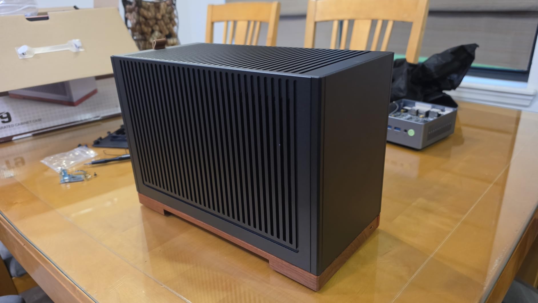 JONSBO T9 Mini ITX PC Case, SFF Tool-Free Mesh Desktop Case, A4 Structure, Black Walnut Solid Wood Base, 3 Levels Adjustable for MB, 4mm AL, SP SFX100mm/GPU202mm-310mm, with a PCI-E 5.0 Cable, Black customer photo 1