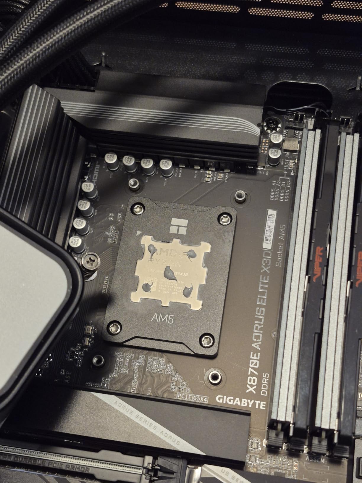 GIGABYTE X870E AORUS Elite X3D AMD AM5 LGA 1718 ATX Motherboard, Ryzen 9000/8000/7000, DDR5, 16+2+2 Power Phase, 4X M.2, PCIe 5.0, WiFi 7, 5 GbE customer photo 1