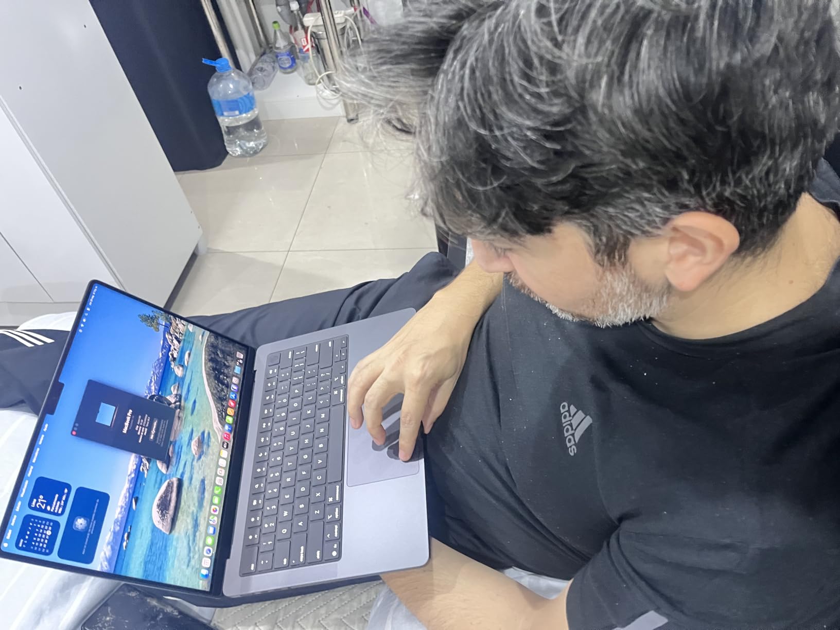 2025 MacBook Pro Laptop with Apple M5 chip with 10-core CPU and 10-core GPU: Built for AI, 14.2-inch Liquid Retina XDR Display, 16GB Unified Memory, 1TB SSD Storage; Space Black customer photo 2