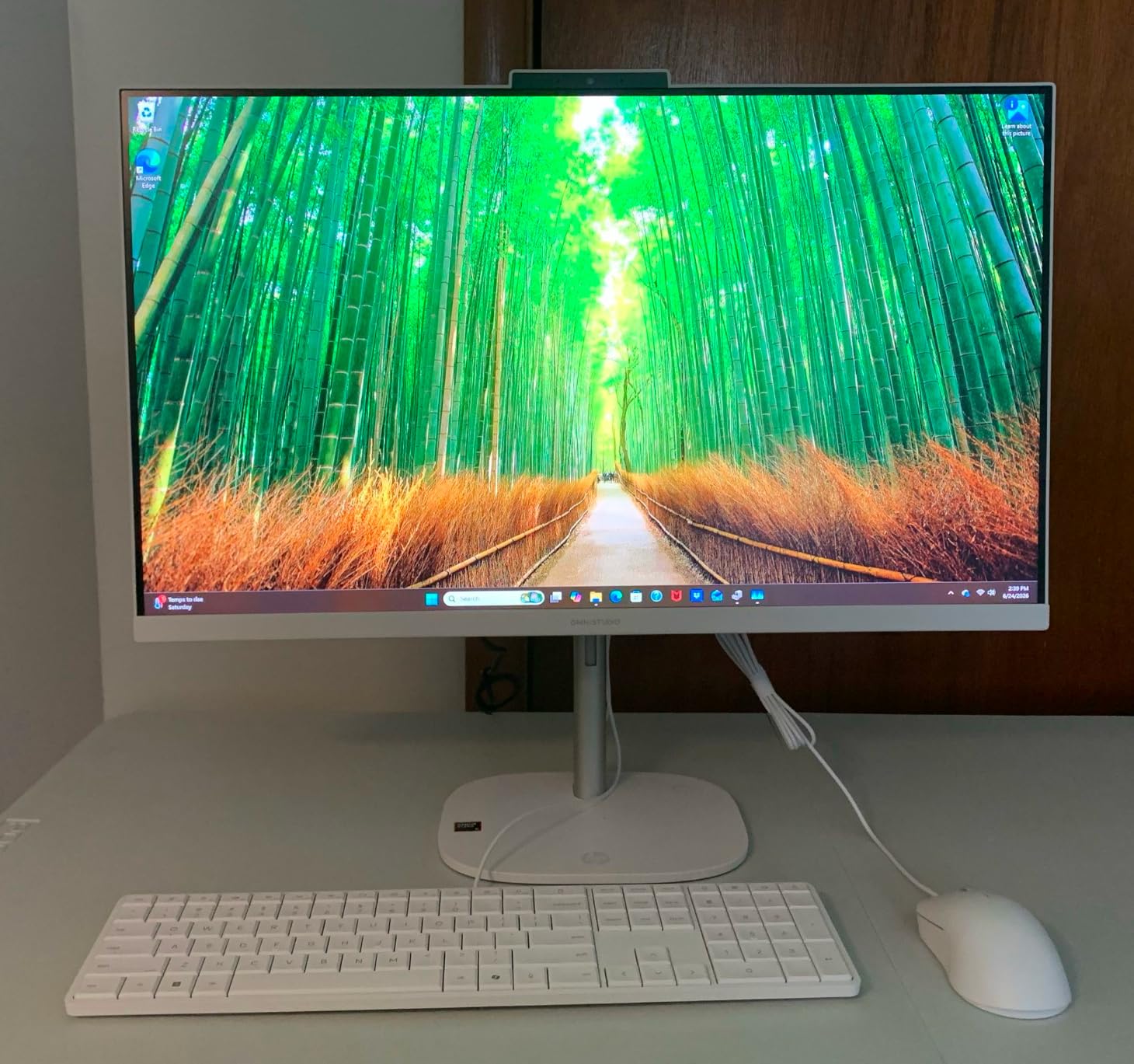 HP OmniStudio 27 inch All-in-One Desktop PC, FHD Display, AMD Ryzen 5 220, 16 GB RAM, 512 GB SSD, AMD Radeon 740M Graphics, Windows 11 Home, Cotton White, 27-cv0002 (2026) customer photo 1