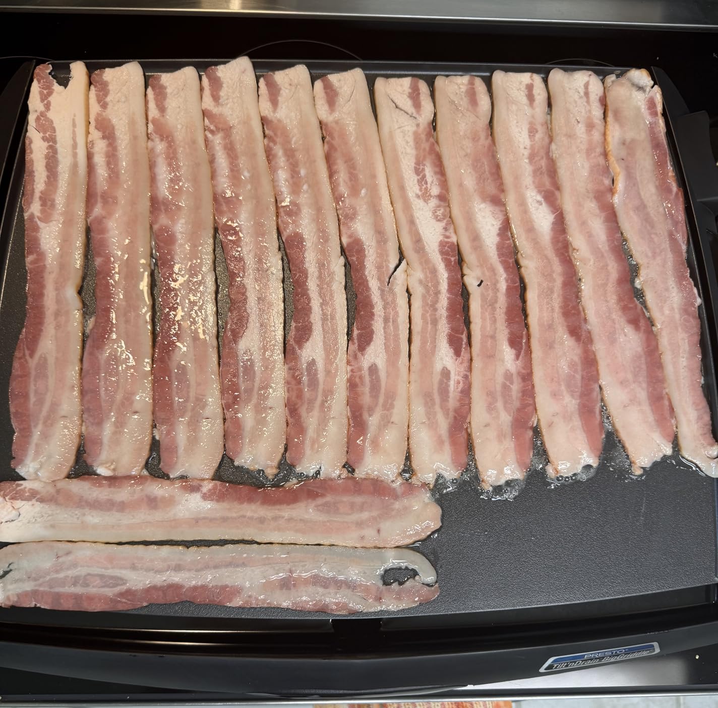 Presto 07046 Tilt 'n Drain Big Griddle Cool-Touch Electric Griddle customer photo 1