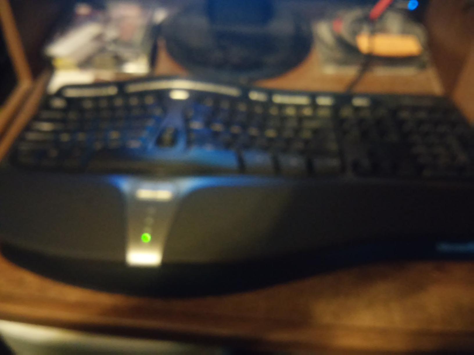 Microsoft Wired Natural Ergonomic Keyboard 4000, Retail customer photo 1