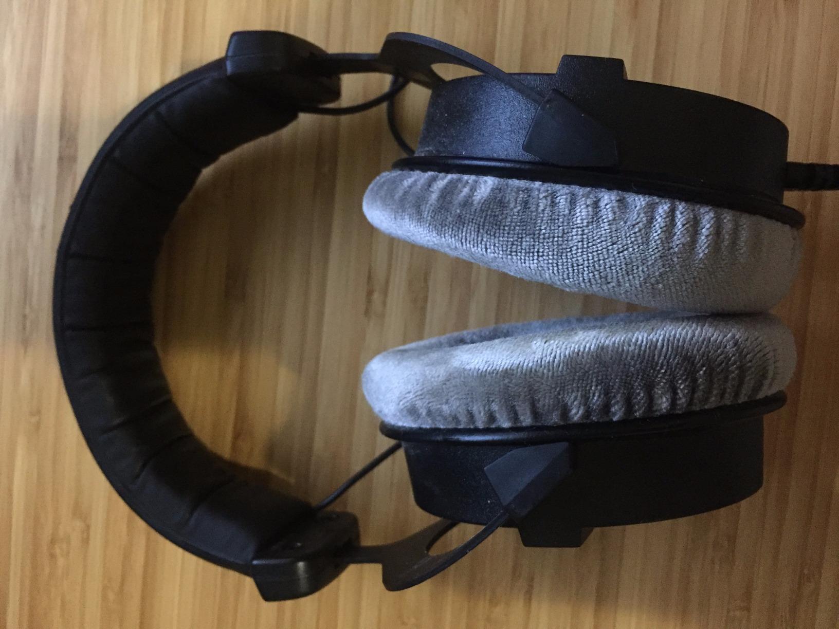 beyerdynamic DT 990 PRO, 250 Ohm, Open Back, Over Ear, Wired Headphones, 3m Coiled Cable, Black with Grey Velour Ear Pads customer photo 2