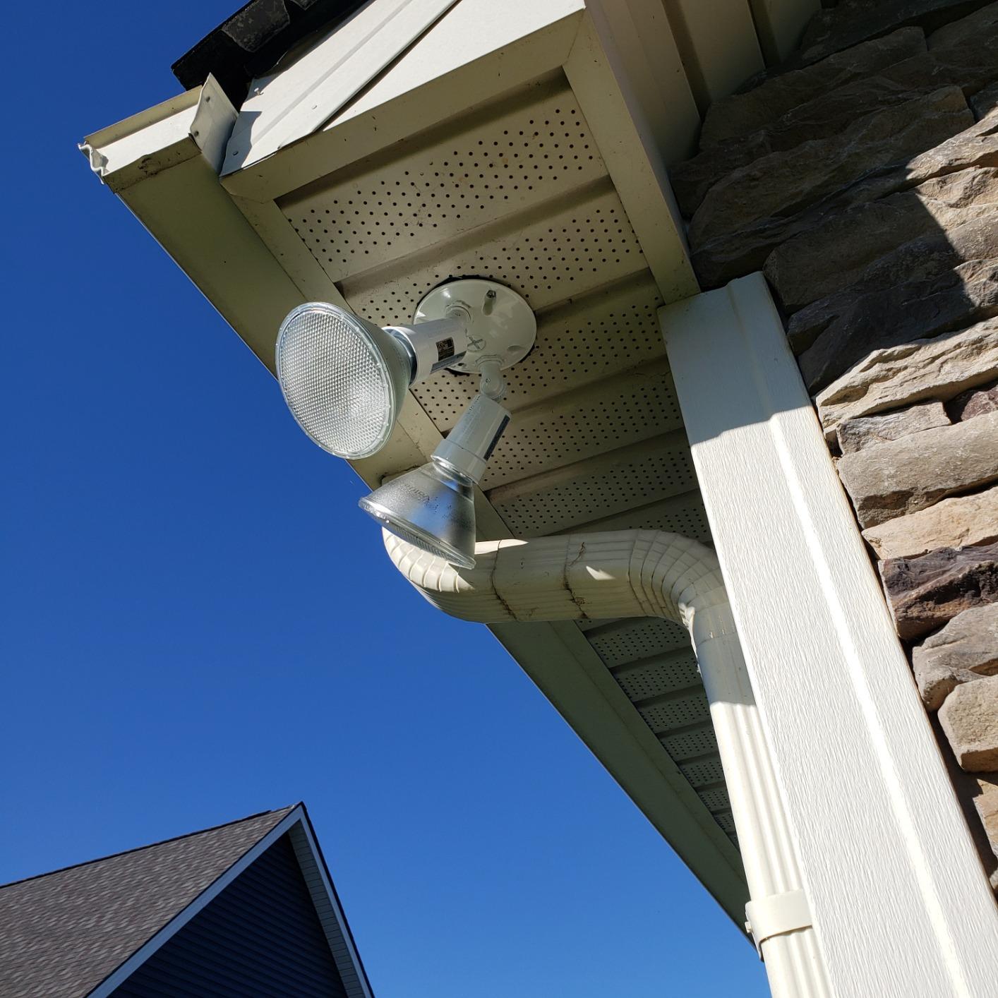 Lithonia Lighting Adjustable Twin Par Flood Light Holder, 120V, White customer photo 1