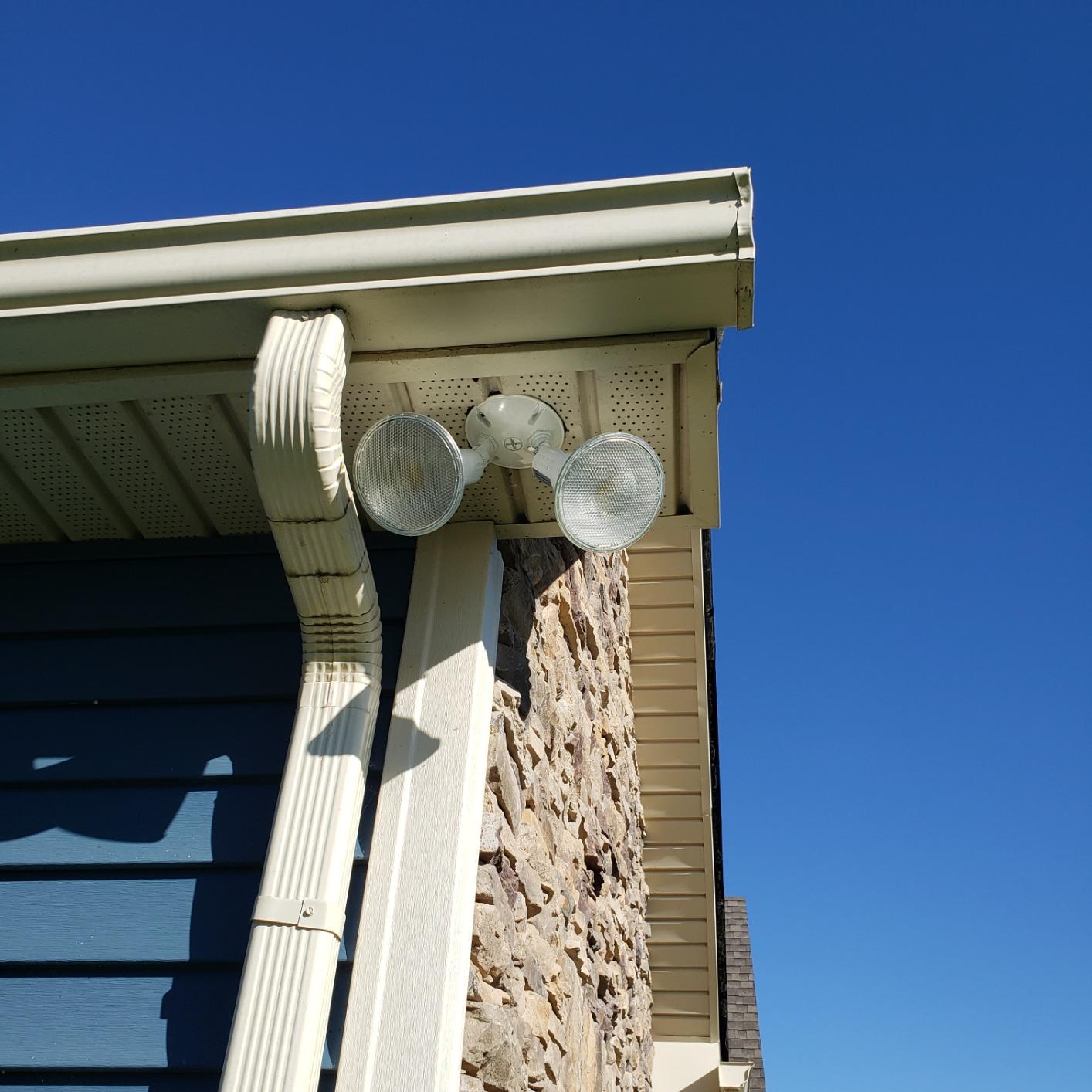 Lithonia Lighting Adjustable Twin Par Flood Light Holder, 120V, White customer photo 2