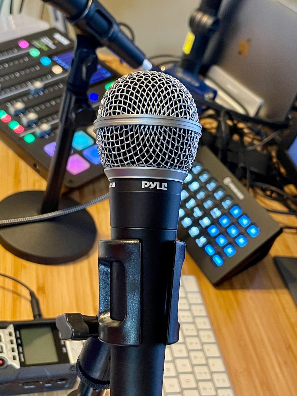Pyle Microphone, Dynamic Cardioid, XLR Cable Included, Unidirectional, Rugged Construction, Built-in Pop Filter, Perfect for Stage & Studio, High Gain, Ultra-Wide Frequency Response, 15ft Cable customer photo 1