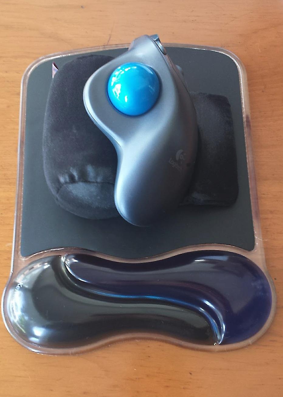 Logitech M570 Wireless Trackball Mouse – Ergonomic Design with Sculpted Right-Hand Shape, Compatible with Apple Mac / Microsoft, USB Unifying Receiver, Dark Gray customer photo 2