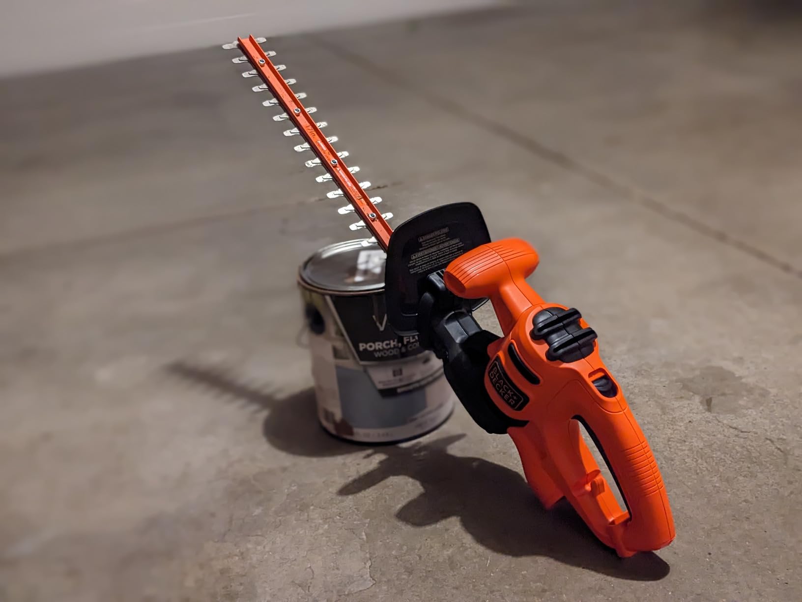 BLACK+DECKER Electric Hedge Trimmer, 17-Inch Corded 3.2 Amp, Dual Action, Reduced Vibration, Cleaner Cut, Lightweight, 3800 Cuts per Min (BEHT150) customer photo 1