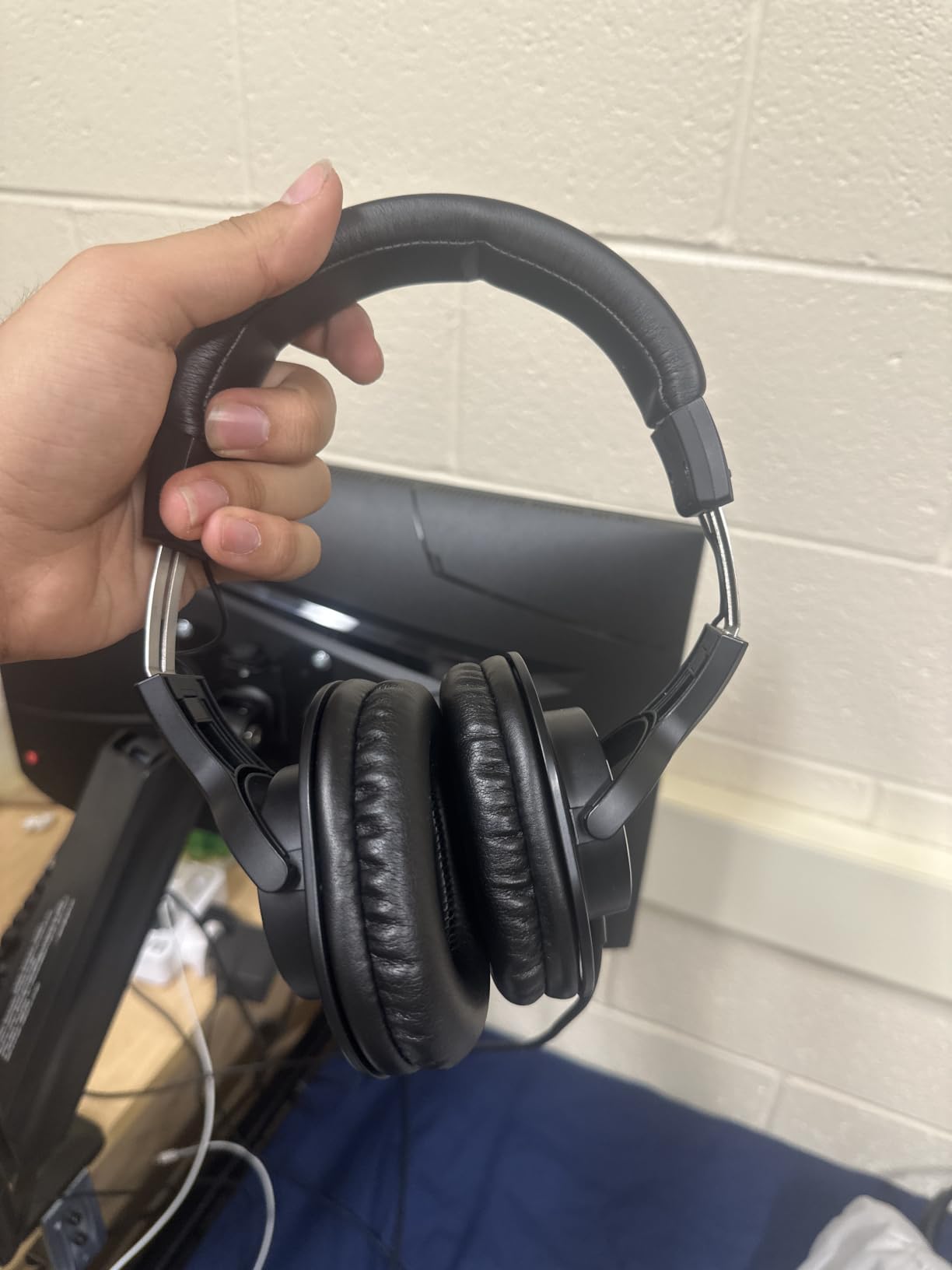 Audio-Technica ATH-M20x Professional Studio Monitor Headphones, Black | Closed-back design with 40mm drivers and 3m cable for monitoring, tracking and mixing customer photo 2