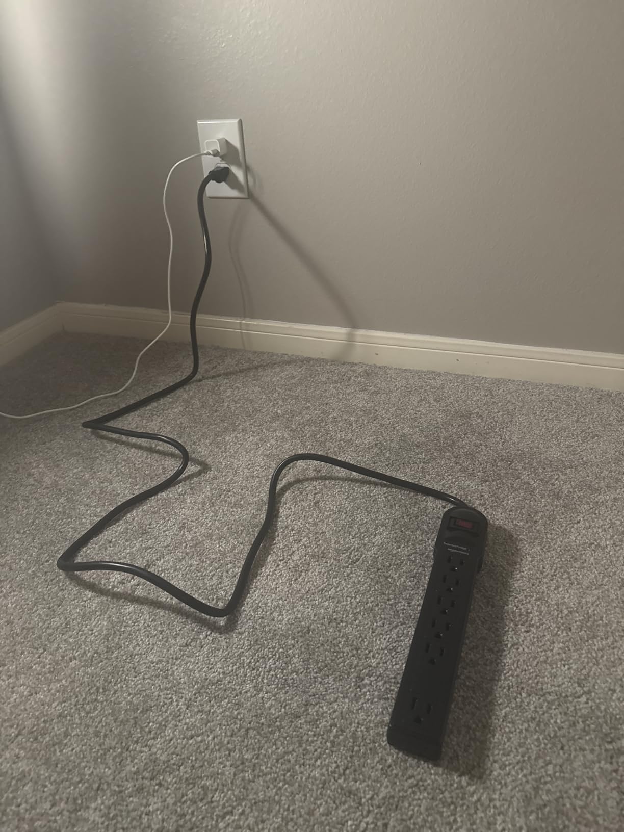 Amazon Basics Surge Protector Power Strip, 6-Outlet, 790 Joules, Circuit Breaker, LED Indicator Light, 6ft Extension Cord, Black customer photo 2