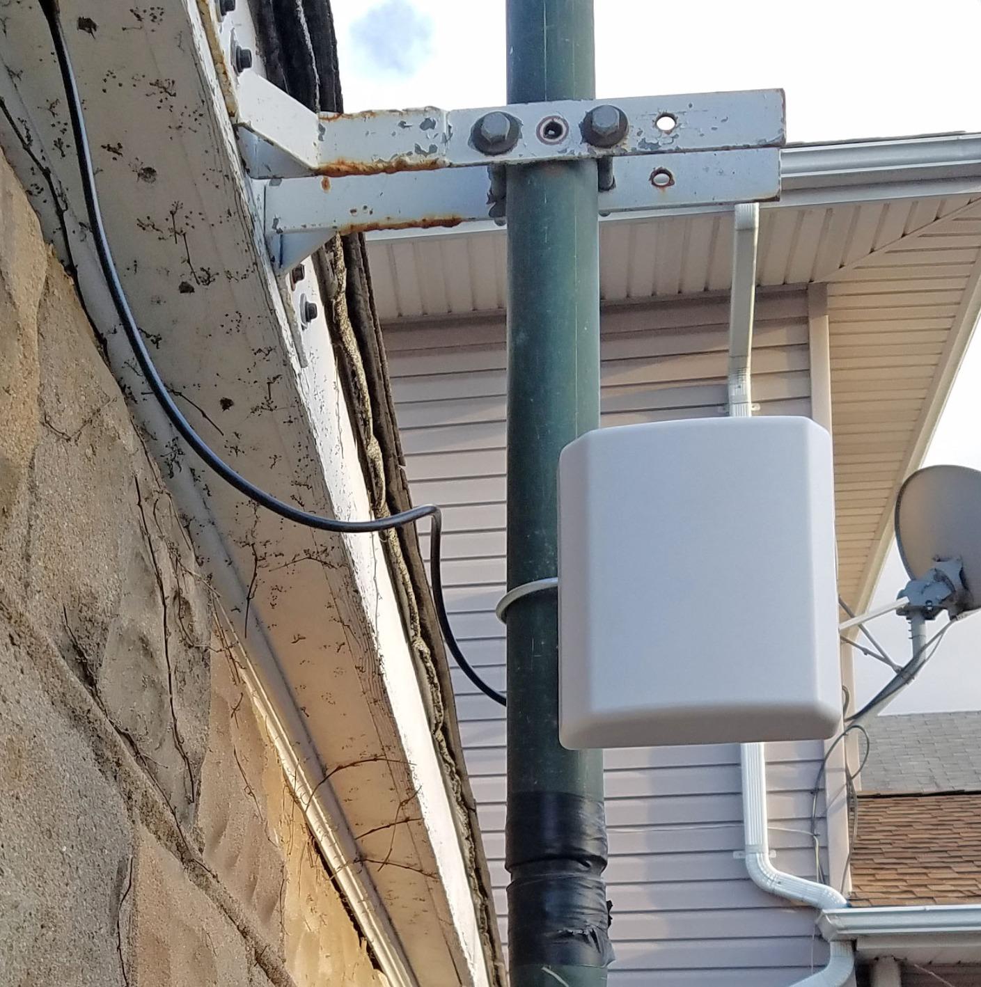 Dual-Band Outdoor Directional Panel Antenna (2.4GHz & 5GHz WiFi Signal) customer photo 1