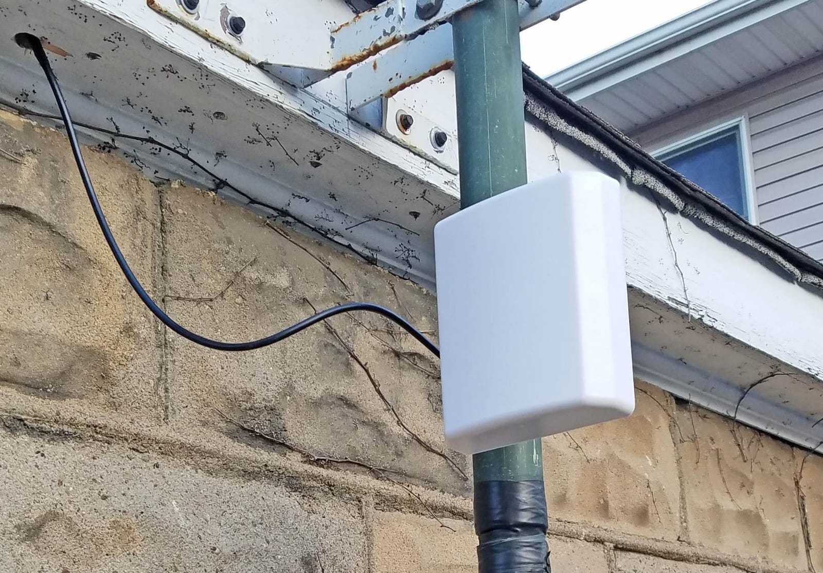 Dual-Band Outdoor Directional Panel Antenna (2.4GHz & 5GHz WiFi Signal) customer photo 2