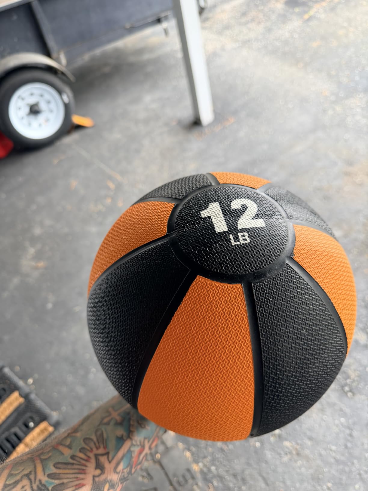 Amazon Basics Weighted Medicine Ball for Core Strength, Strength Training, Full-Body Workouts and Balance Exercises customer photo 1