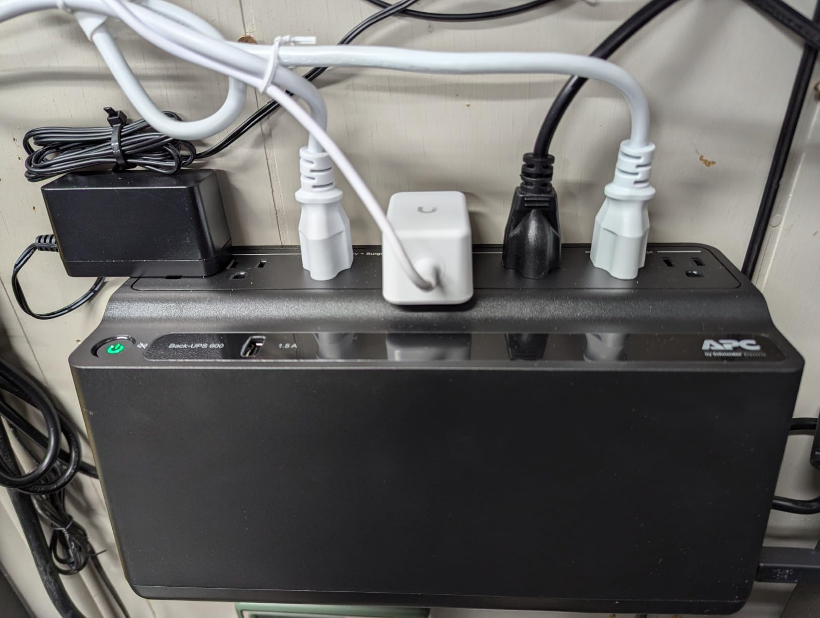APC UPS 600VA/330W UPS Battery Backup for Computer, Router, NAS, BE600M1 customer photo 1