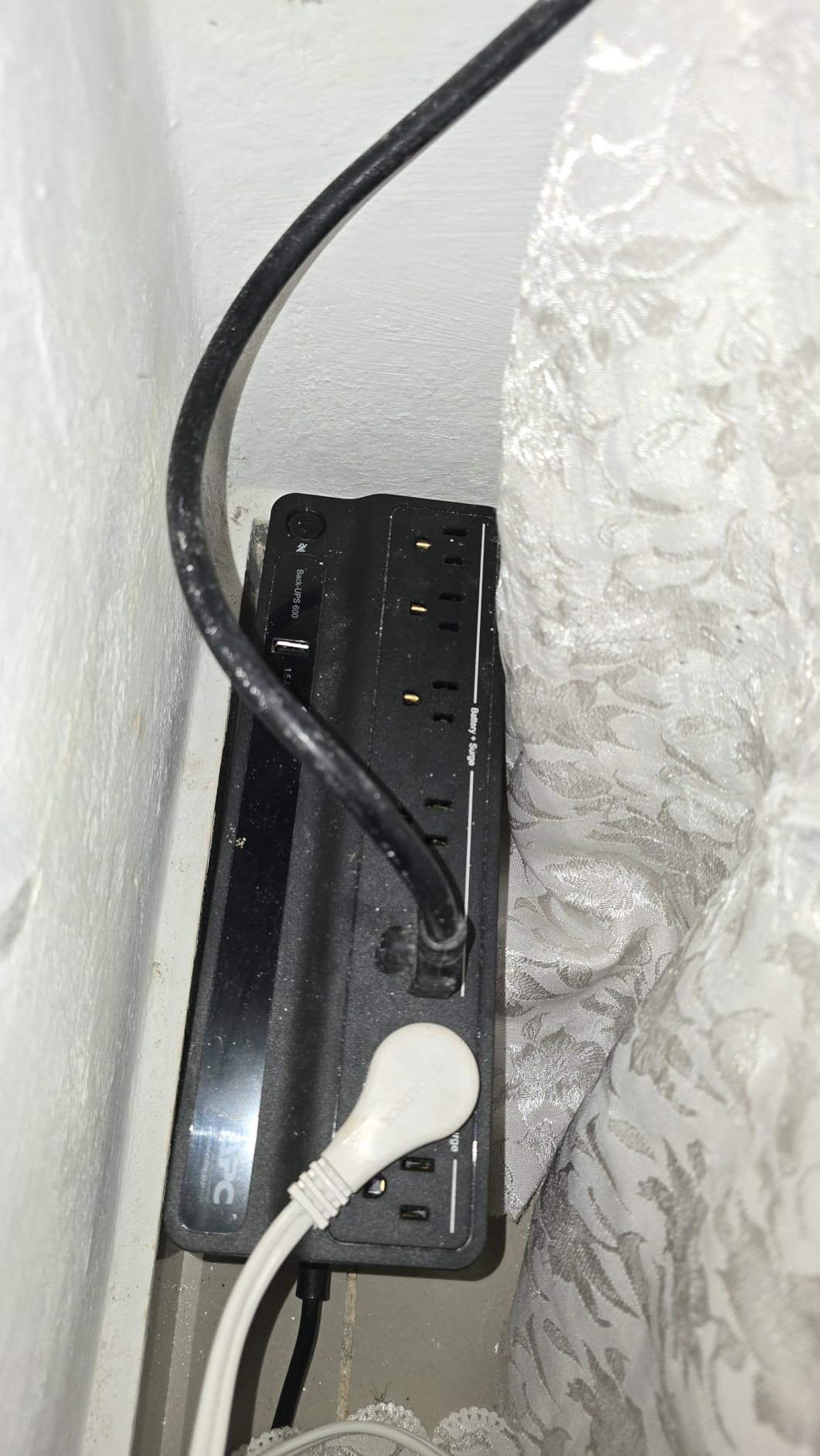 APC UPS 600VA/330W UPS Battery Backup for Computer, Router, NAS, BE600M1 customer photo 2
