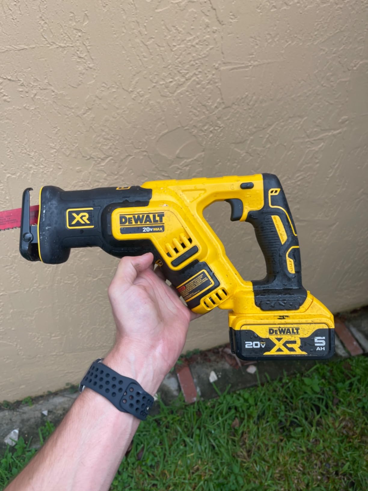 DEWALT 20V MAX XR Reciprocating Saw Cordless, Brushless, Compact,Variable Speed, Pivoting Head, LED Light, Tool Only (DCS367B) customer photo 1