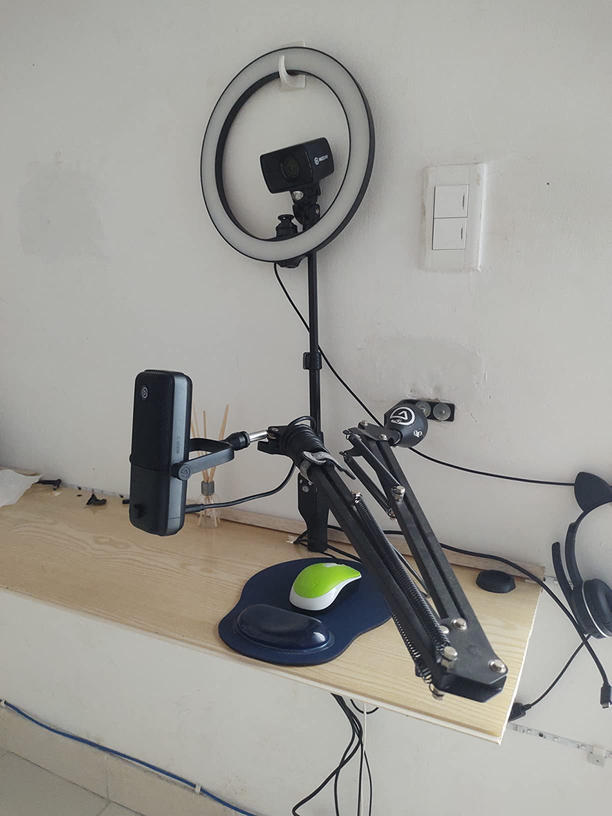 Microphone Arm,Aokeo AK-35 Microphone Desk Stand-Microphone Suspension Boom Scissor Arm Stand For Blue Yeti,Blue Snowball iCE,QuadCast,Elgato customer photo 2