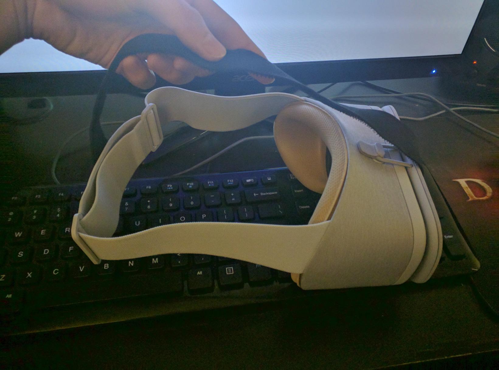 Google Daydream View - VR Headset for Smartphone (Slate) customer photo 1