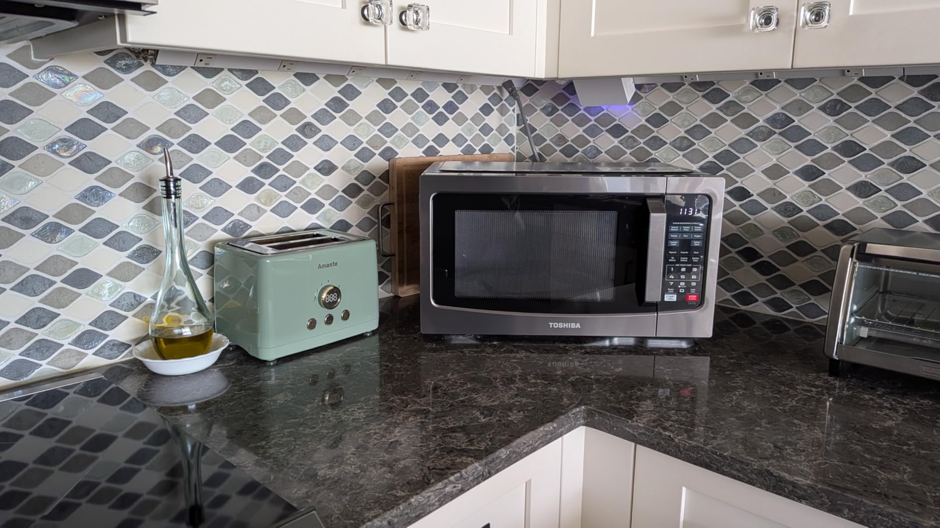 TOSHIBA Countertop Microwave Oven, 1.2 Cu.Ft, 1000W, Black | 12.4