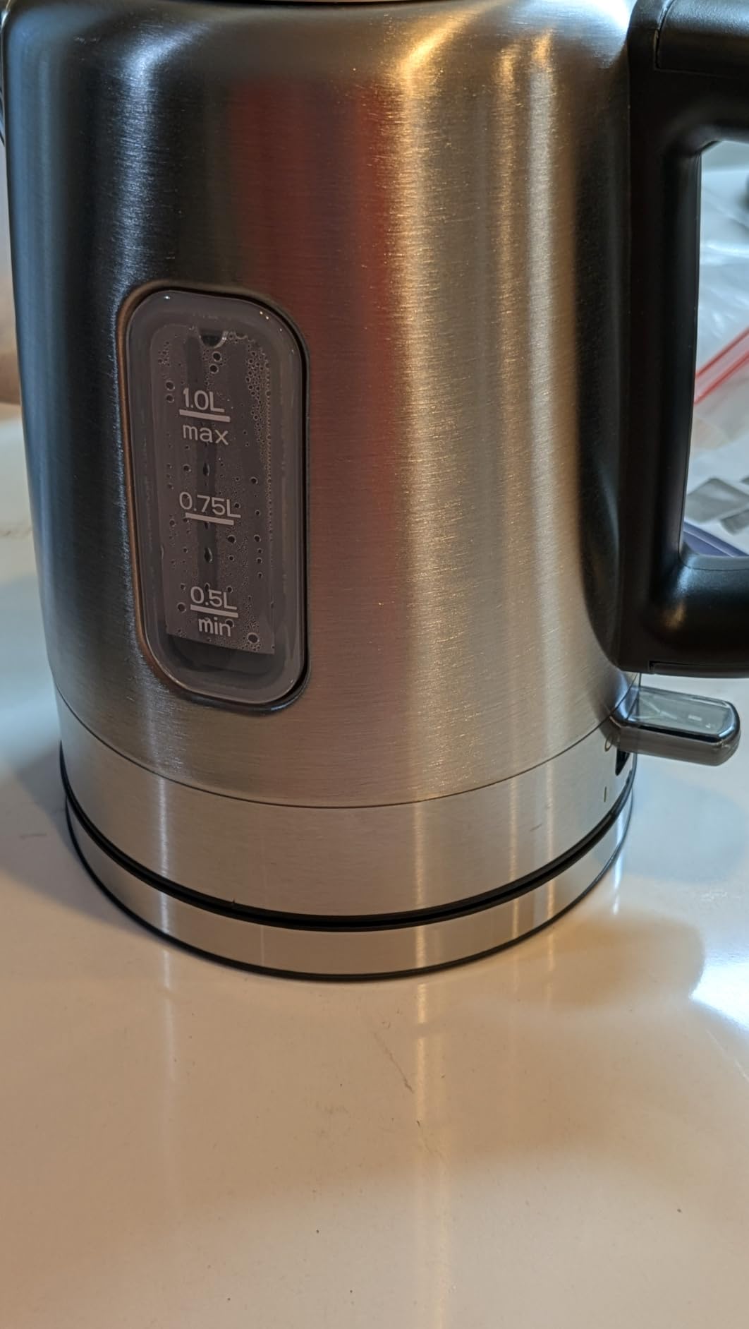 Amazon Basics Electric Stainless Steel Kettle for Tea and Coffee, BPA-Free, Fast Boiling, Auto Shut-Off, 1 Liter, 1500W, Black and Silver customer photo 1