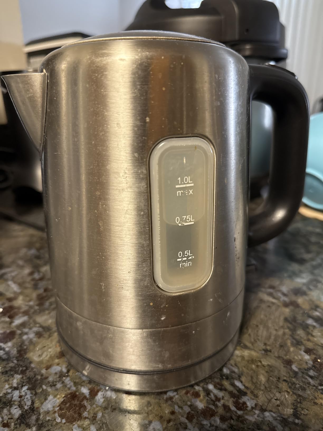 Amazon Basics Electric Stainless Steel Kettle for Tea and Coffee, BPA-Free, Fast Boiling, Auto Shut-Off, 1 Liter, 1500W, Black and Silver customer photo 2