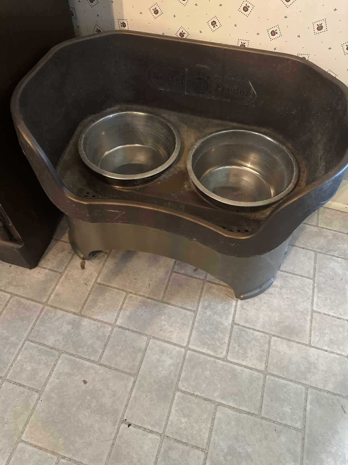 Neater Pet Brands Neater Feeder Deluxe Mess Proof Dog Bowls Elevated for Large Dogs Over 40 lbs, Made in USA, No Spill Raised Dog Food Bowl Stand Feeding Station, Food and Water Bowl Set, Black customer photo 2