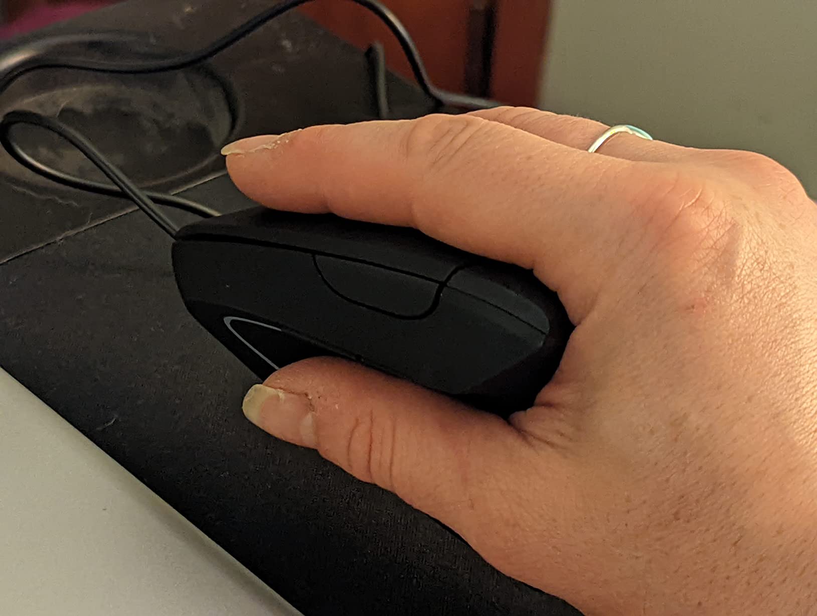 Lekvey Ergonomic Mouse, Rechargeable Vertical Wireless Mouse, Comfort Grip | Long Battery Life, USB-C Charging, Quiet Click, Carpal Tunnel Support, 2.4G Wireless, 3DPI 800/1200/1600, for Laptop, Mac, PC customer photo 2