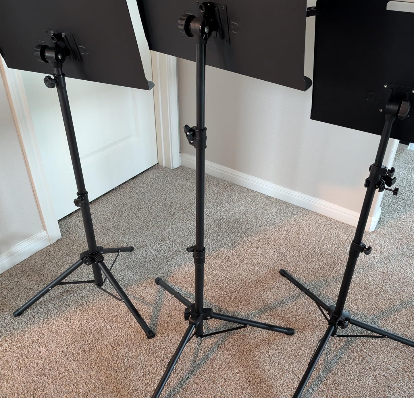 GLEAM Sheet Music Stand - Full Metal with Carrying Bag, Phone Holder, Sheet Music Folder and Clip, 5 in 1 Desktop Book Stand - Black customer photo 2