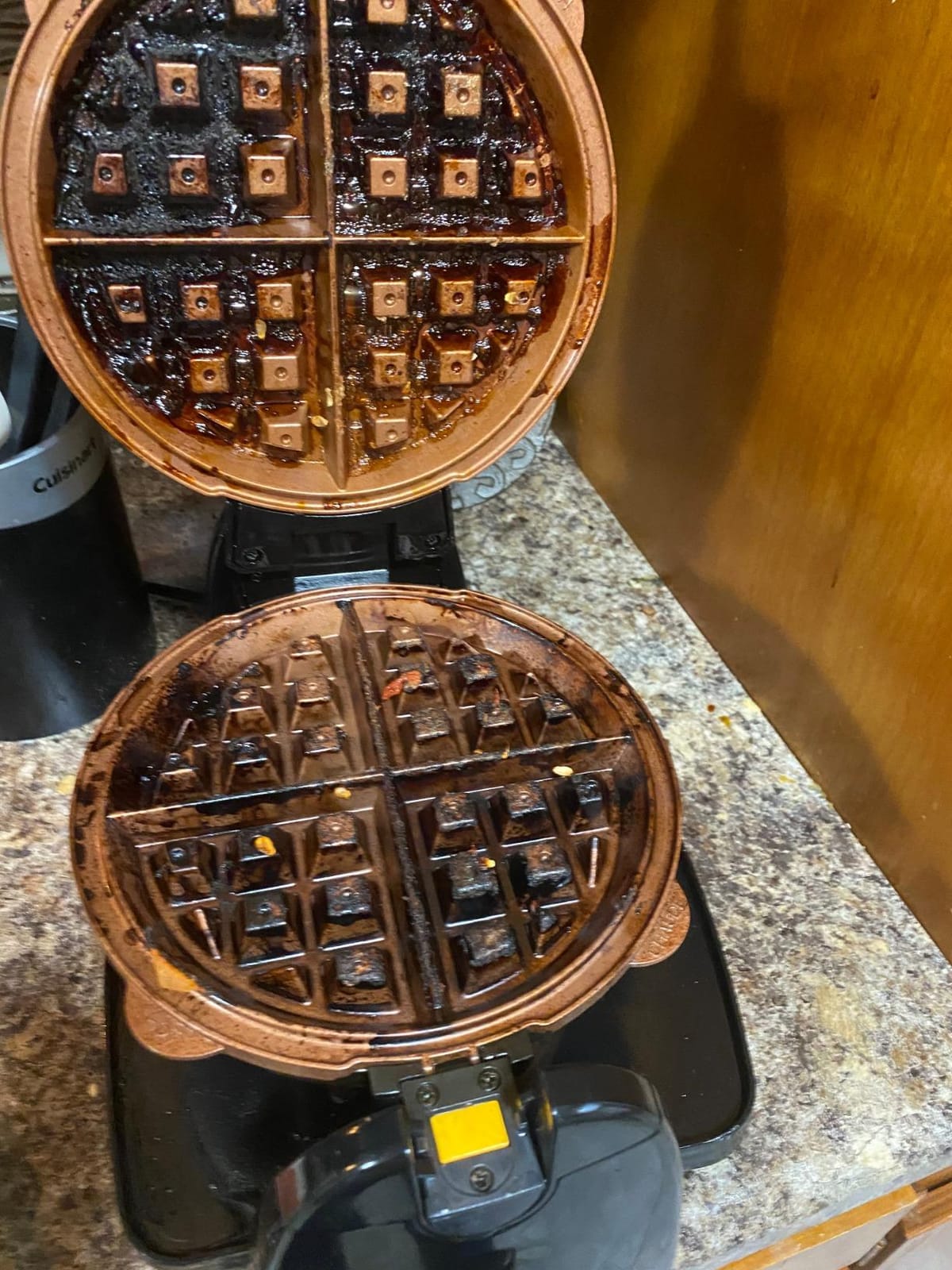 Hamilton Beach 26031 Belgian Waffle Maker with Removable Non-Stick Plates, Ceramic Grids, Black customer photo 1