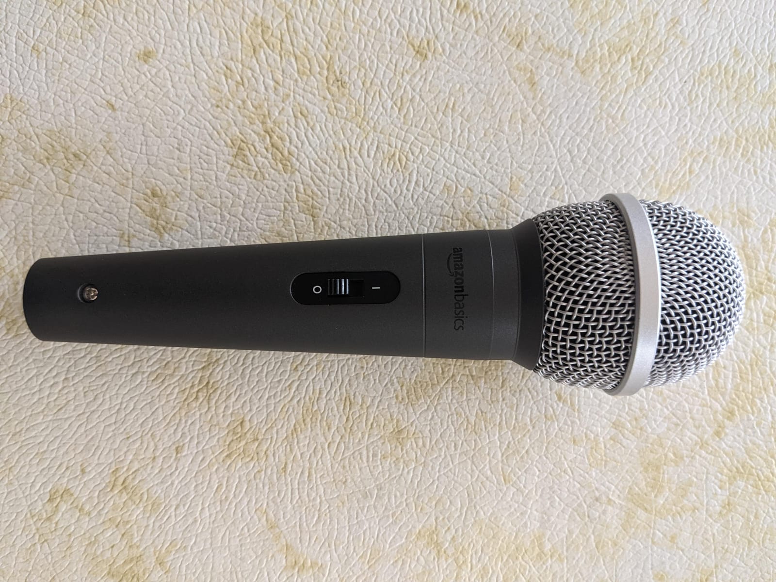 Amazon Basics Dynamic Vocal Microphone with Cable for Podcasting, Recording, Broadcasting, Live Performance, Karaoke, Cardioid Pattern customer photo 2