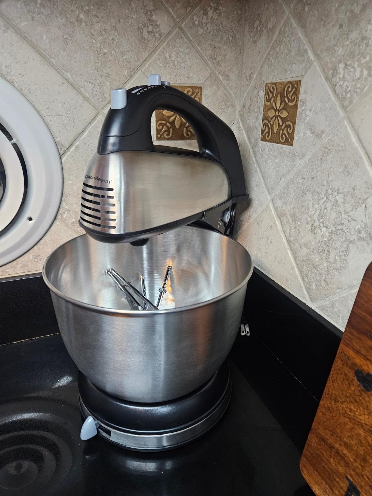 Hamilton Beach Classic Stand and Hand Mixer, 4 Quarts, 6 Speeds with QuickBurst, Bowl Rest, 290 Watts Peak Power, Black and Stainless | 2-in-1 Versatility | QuickBurst For Added Power | 290 Watts Peak Power | Built-In Bowl Rest | Black and Stainless Steel customer photo 2