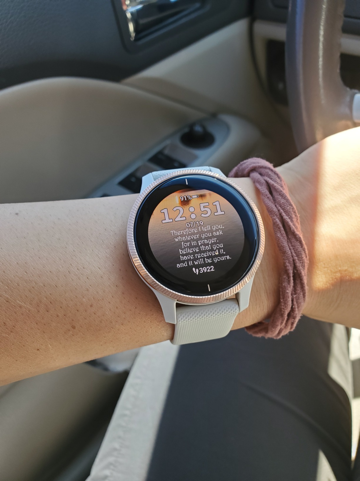 Garmin 010-02173-11 Venu, GPS Smartwatch with Bright Touchscreen Display, Features Music, Body Energy Monitoring, Animated Workouts, Pulse Ox Sensor and More, Black customer photo 1