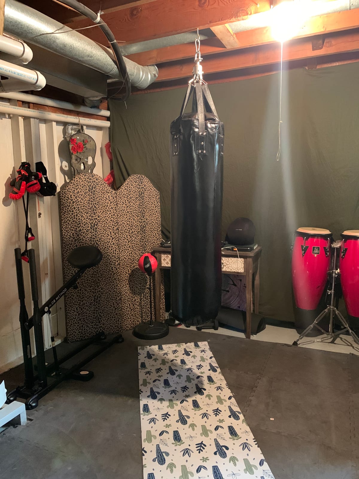 Odoland Punching Bag Set for Adults, 4FT PU Heavy Boxing Bag Set with 12OZ Boxing Gloves, Hand Wraps, Hanging Chains for MMA Karate Kickboxing Home Gym Training as Boys Gifts - Unfilled customer photo 1