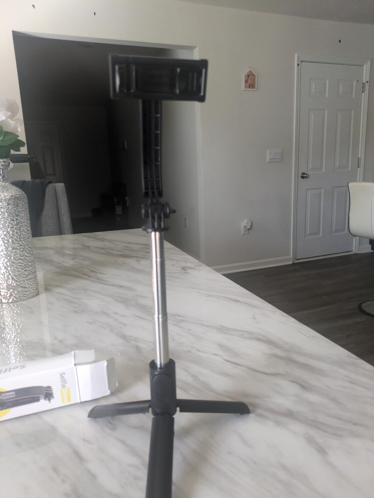 SelfieShow Selfie Stick, Extendable Selfie Stick Tripod with Wireless Remote and Tripod Stand, Portable, Lightweight, Compatible with iPhone 17 16 15 14 13 12 Pro Xs Max/Samsung Smartphone and More customer photo 2