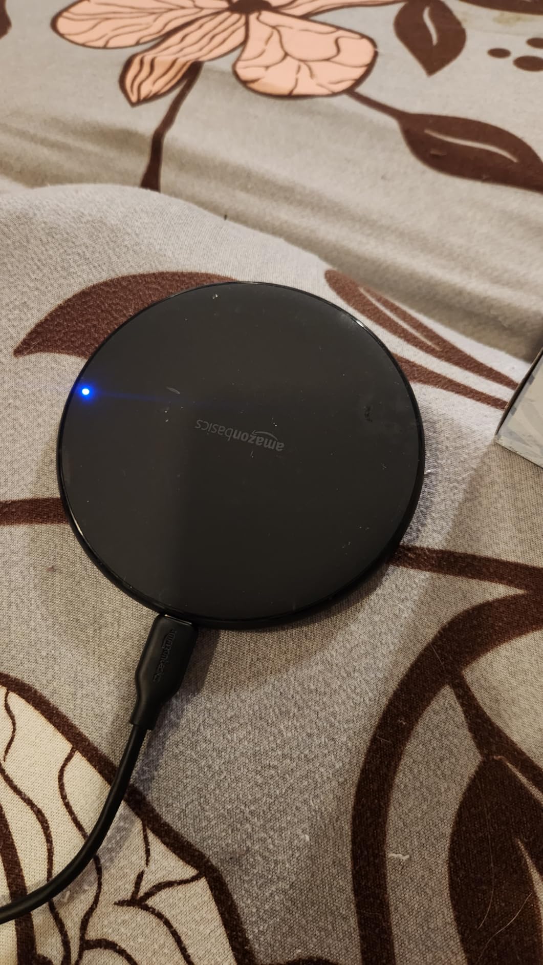 Amazon Basics Wireless Charger, 15W Qi Certified Wireless Charging Pad with USB Cable, Compatible with iPhone 15/14/13/12/11/X, Samsung & LG, Case Compatible, Black customer photo 1