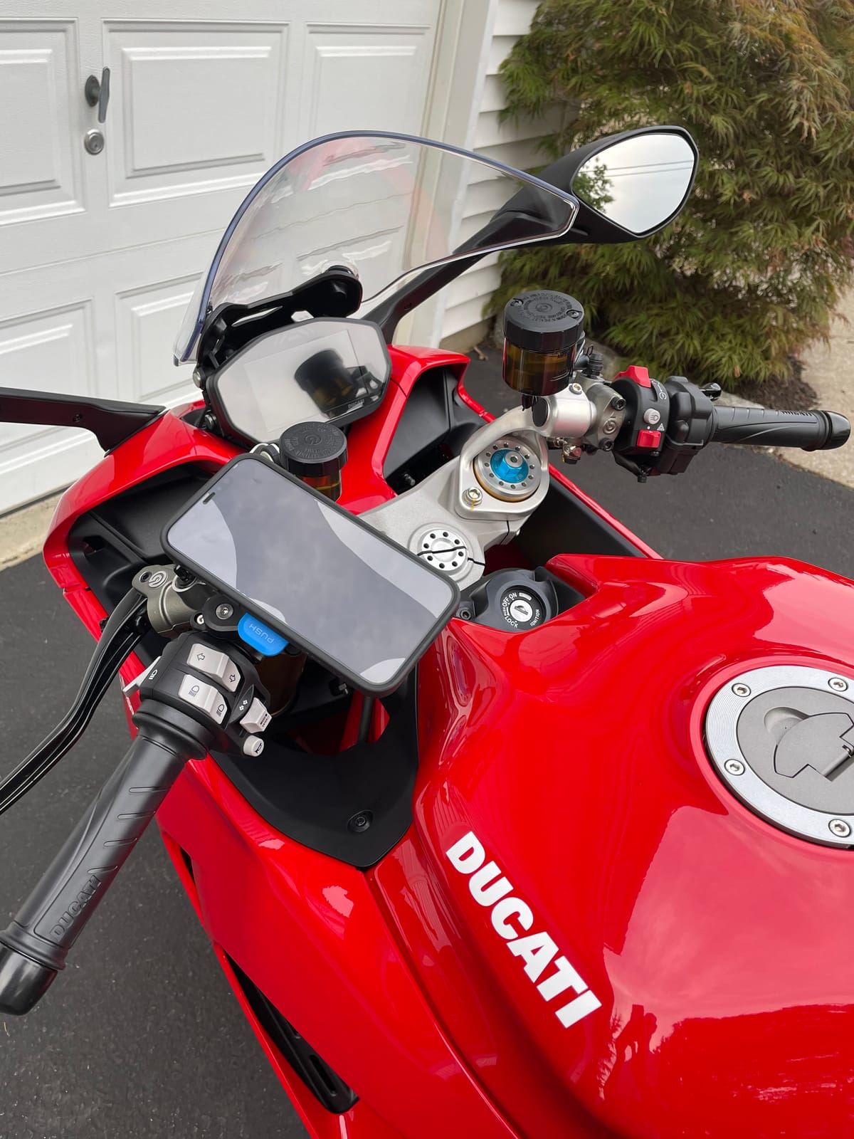 Quad Lock Motorcycle Handlebar Phone Mount for iPhone, Galaxy Pixel and Universal Adapters customer photo 1