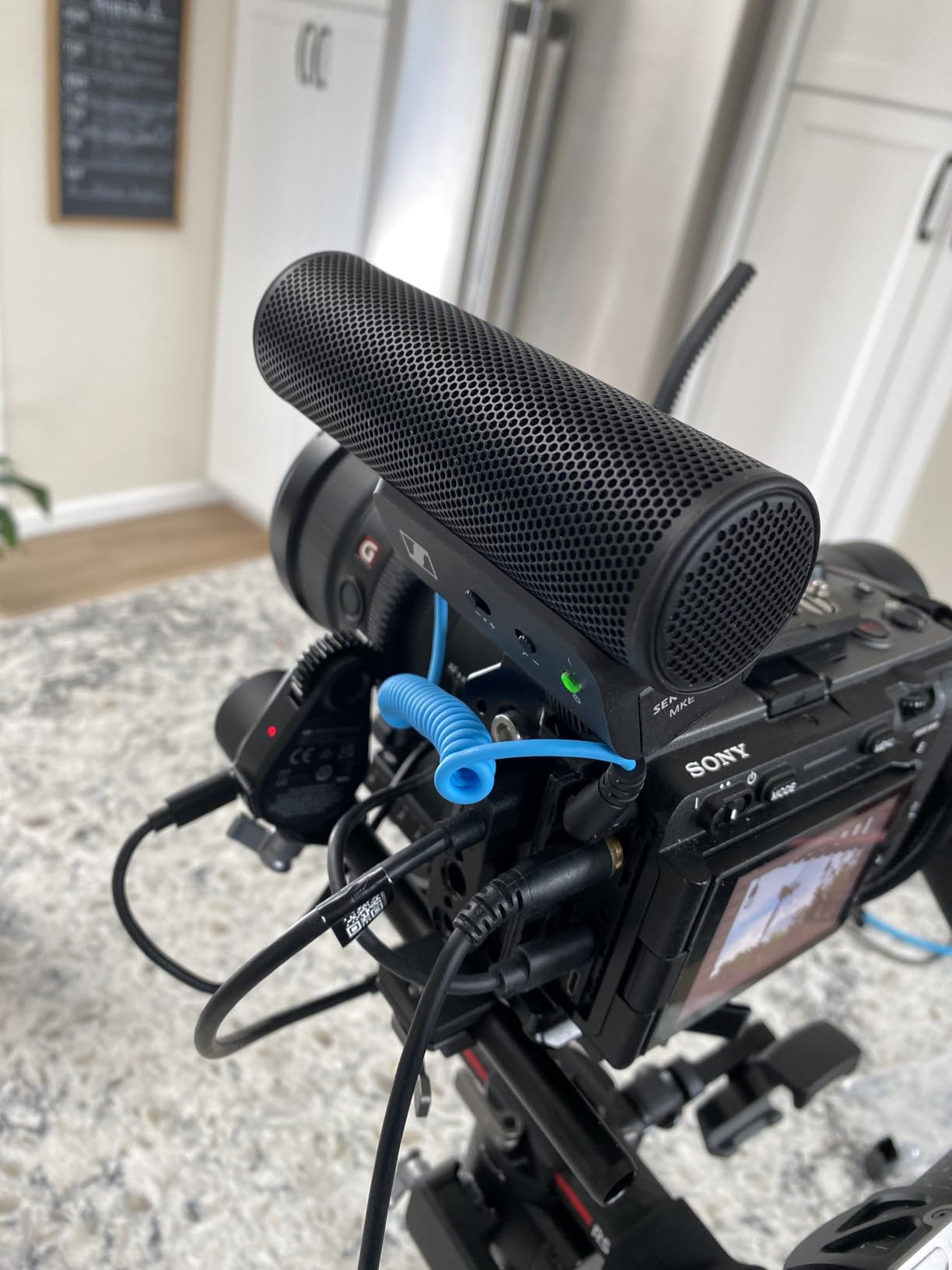 SENNHEISER Professional MKE 400 Directional On-Camera Shotgun Microphone with 3.5mm TRS and TRRS Connectors for DSLR, Mirrorless & Mobile , Connects with Auxiliary customer photo 1