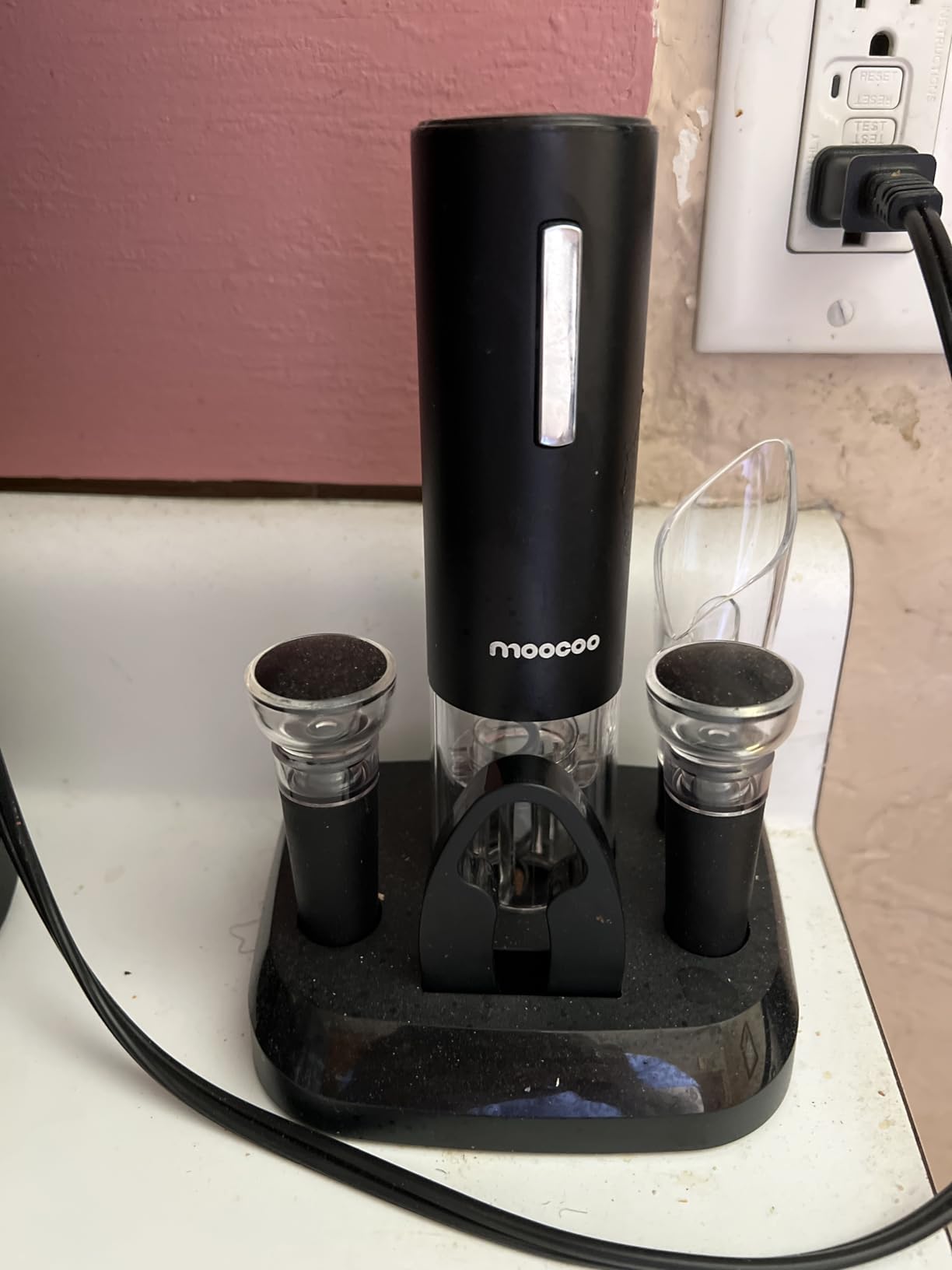 Moocoo Electric Wine Opener with Charging Base, Cordless Electric Wine Bottle Opener with 2-in-1 Aerator &Pourer, Foil Cutter, 2 Vacuum Preservation Stoppers, Display Charging Station for Easy Storage customer photo 2