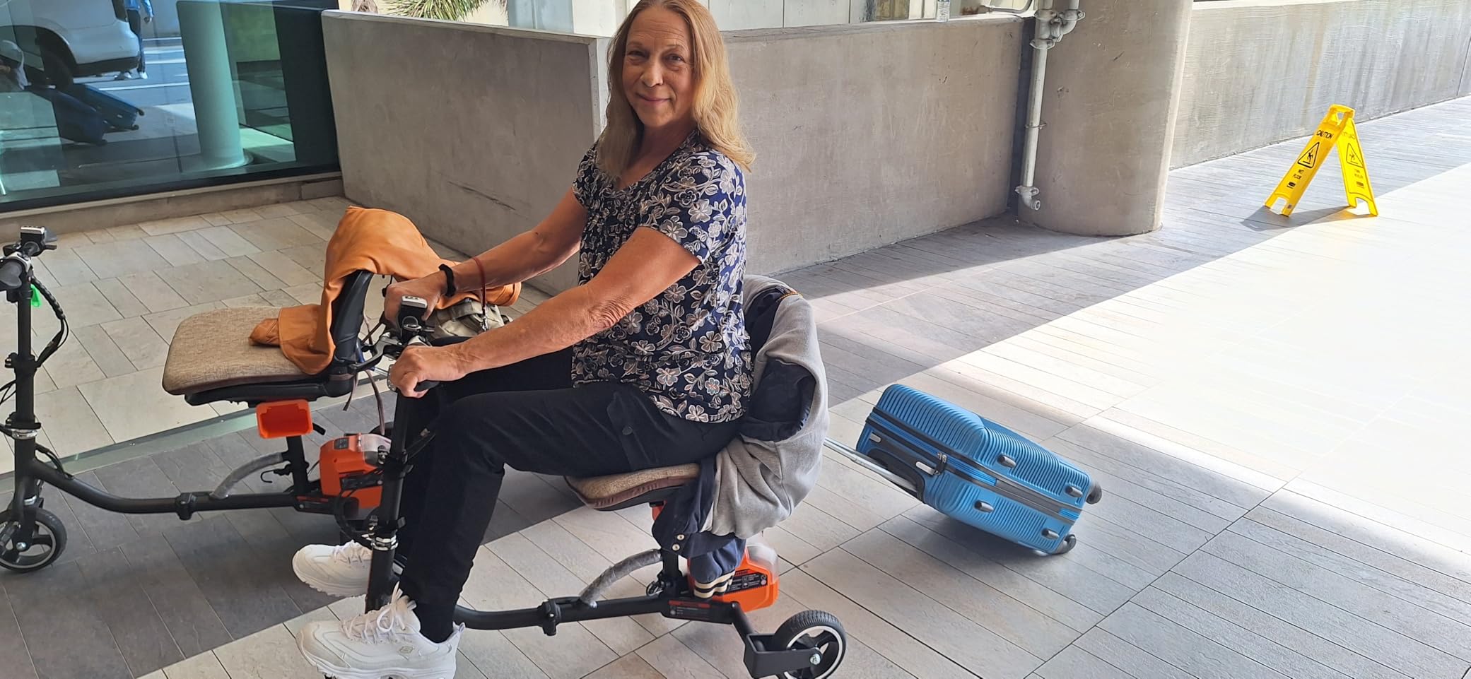 SuperHandy Passport Mobility Scooter for Adults- Foldable, 3 Wheel, Airline Travel Friendly - 13 Mile Range, Includes 2 Removable 44.4V Lithium-ion Batteries & Charger (275 Lbs) customer photo 2