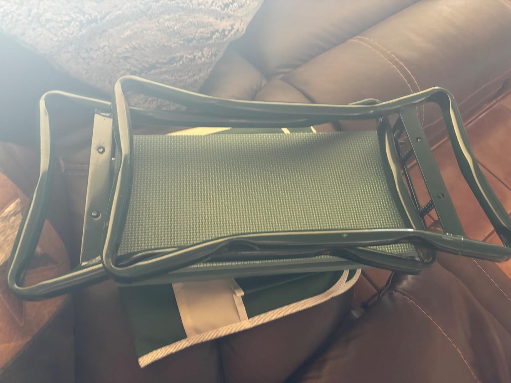 KVR Upgraded Garden Kneeler and Seat with Thicken & Widen Soft Kneeling Pad,Heavy Duty Foldable Gardener Stool with 2 Tool Pouches,Gardening Gifts for Women Mom Men Seniors¡… customer photo 2