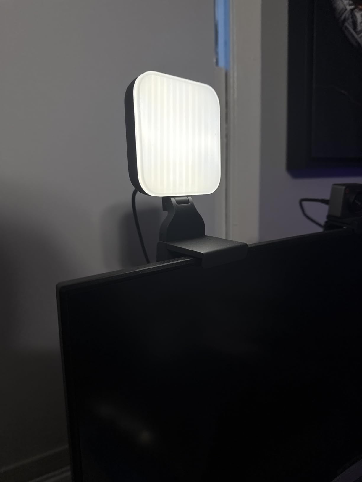 Logitech for Creators Litra Glow Premium LED Streaming Light - Graphite customer photo 2