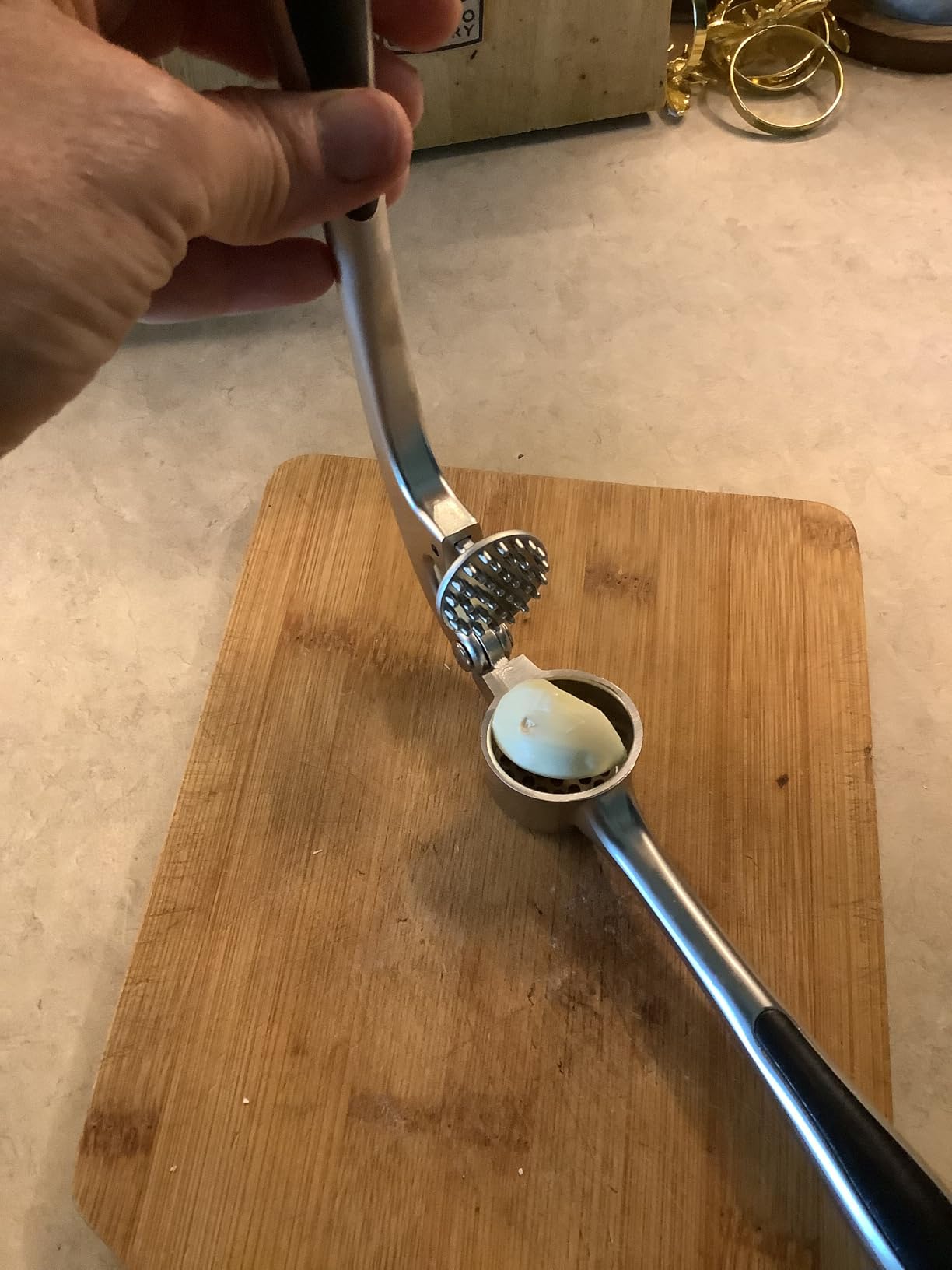 Kitessensu High Effective Garlic Press With Studs, Heavy Duty Garlic Mincer, Easy to Squeeze and Clean, Rust Proof, Ginger Crusher- Imperial Silver customer photo 2